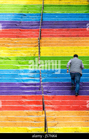 Istanbul, Türkei - 25. April 2016: Treppe lackiert in den Farben des Regenbogens in Istanbul, Türkei. Mann beim Treppensteigen. Istanbul, Türkei Stockfoto