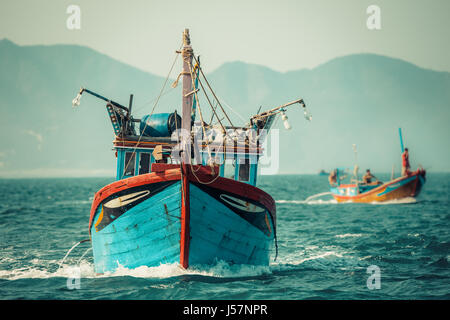 Nha Trang, Vietnam - 31. März 2016: Fischerboot Segeln auf dem Wasser in Nha Trang, Vietnam. Stockfoto