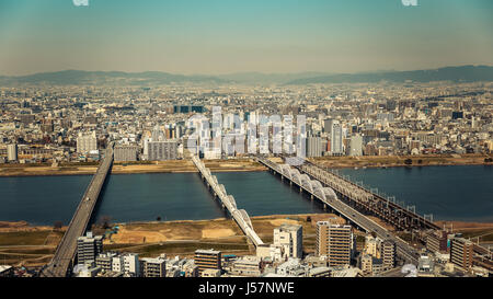 Osaka, Japan - 22. März 2016: Luftaufnahme des Skyline der Stadt und den Fluss Yodo in Osaka, Japan Stockfoto