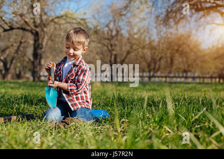 Entzückende junge schöpfen Boden im Garten Stockfoto