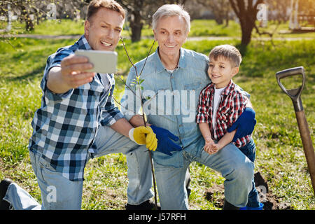 Vater nehmen Selfie mit Familienmitgliedern Stockfoto