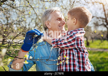 Großvater Zeit mit Grandkid im Garten der Familie zu genießen Stockfoto