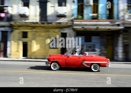 Havanna, Kuba - 7. Dezember 2016: alte amerikanische Autos, die als Taxis für Touristen um gehen Sie auf einen Rundgang durch Alt-Havanna, Kuba Stockfoto