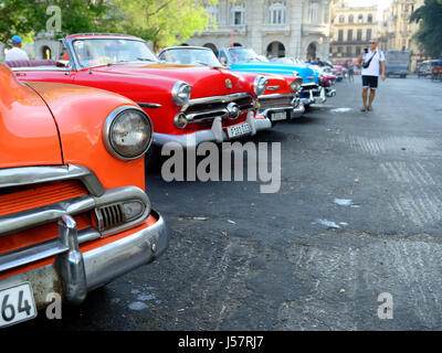 Havanna, Kuba - 7. Dezember 2016: alte amerikanische Autos als Taxis für Touristen dienen, um auf einen Rundgang durch Alt-Havanna stehen im Central Park ich gehen Stockfoto