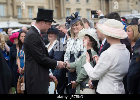 Der Duke of Cambridge spricht mit Gästen bei einer Gartenparty im Buckingham Palace in London. Stockfoto