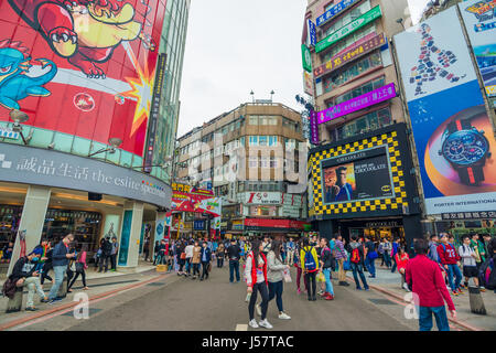 Taipeh, TAIWAN - März 2015: Einheimische und Touristen zu Fuß in den Ximending Straßenmarkt in Taipei, Taiwan am 21. März 2015. Diese Straße ist voll von f Stockfoto