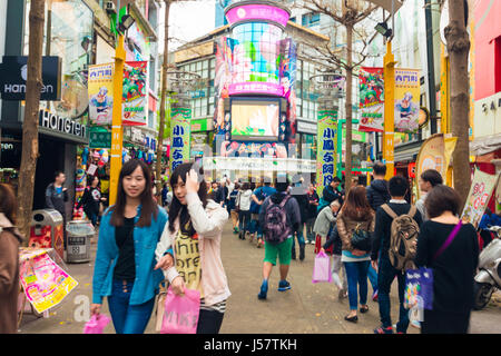 Taipeh, TAIWAN - März 2015: Einheimische und Touristen zu Fuß in den Ximending Straßenmarkt in Taipei, Taiwan am 21. März 2015. Diese Straße ist voll von f Stockfoto