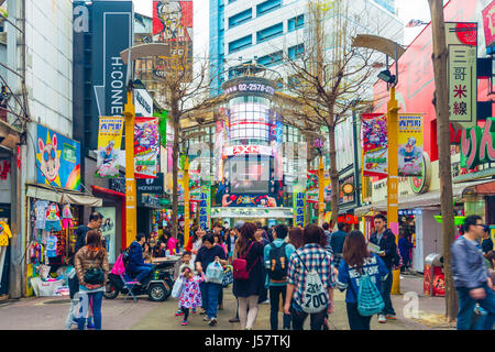 Taipeh, TAIWAN - März 2015: Einheimische und Touristen zu Fuß in den Ximending Straßenmarkt in Taipei, Taiwan am 21. März 2015. Diese Straße ist voll von f Stockfoto