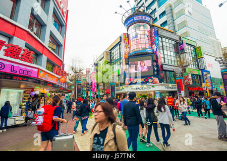 Taipeh, TAIWAN - März 2015: Einheimische und Touristen zu Fuß in den Ximending Straßenmarkt in Taipei, Taiwan am 21. März 2015. Diese Straße ist voll von f Stockfoto