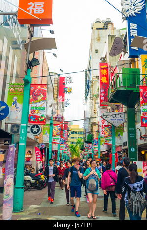 Taipeh, TAIWAN - März 2015: Einheimische und Touristen zu Fuß in den Ximending Straßenmarkt in Taipei, Taiwan am 21. März 2015. Diese Straße ist voll von f Stockfoto