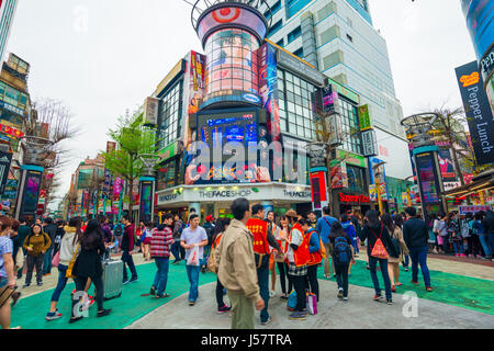 Taipeh, TAIWAN - März 2015: Einheimische und Touristen zu Fuß in den Ximending Straßenmarkt in Taipei, Taiwan am 21. März 2015. Diese Straße ist voll von f Stockfoto