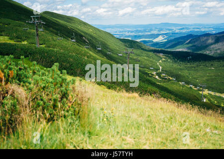 Skilift in Sommer-Tatra-Gebirge in Polen auf den Kasprowy Wierch. Stockfoto