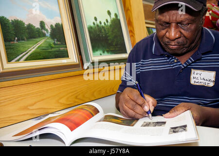 Florida Mt. Mount Dora, Donnelly Park, Florida Highwaymen Art Show, Künstler, Roy McLendon, Schwarze Schwarze Afrikaner ethnische Minderheit, Erwachsene Erwachsene Mann mich Stockfoto