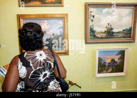 Florida Mt. Mount Dora, Donnelly Park, Florida Highwaymen Art Show, Künstler, Alfred Hair, Schwarze Schwarze Afrikaner ethnische Minderheit, Erwachsene Erwachsene Erwachsene Frau w Stockfoto