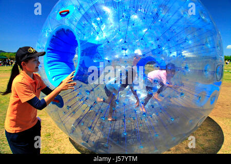 Zorbing in Echigo Hillside Park Nagaoka Stadt Niigata, Japan Stockfoto