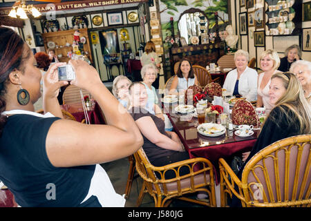 Florida Mt. Mount Dora, The Windsor Rose Old English Tea Room, Restaurant Restaurants Essen Essen Essen Essen Essen Essen Cafe Cafés Bistro, Erwachsene Erwachsene Frau Frauen Stockfoto