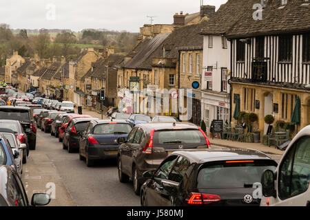 Tourismus im Vereinigten Königreich - Schwerlastverkehr auf der Straße als Touristen und Urlauber besuchen BURFORD Dorf in den Cotswolds, England, an einem Frühlingsmorgen Stockfoto
