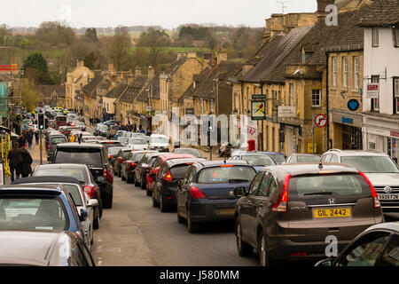 Tourismus im Vereinigten Königreich - Schwerlastverkehr auf der Straße als Touristen und Urlauber besuchen BURFORD Dorf in den Cotswolds, England, an einem Frühlingsmorgen Stockfoto