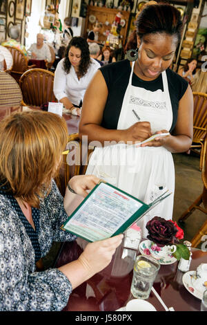 Florida Mt. Mount Dora, The Windsor Rose Old English Tea Room, Black Black Black African Africans ethnische Minderheit, Erwachsene Erwachsene Frau Frauen weibliche Dame, Kellnerin Stockfoto