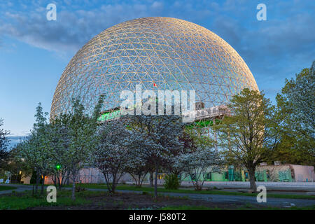 Eine neue Lichtplanung beleuchtet die Biosphäre zum 375-jährigen Jubiläum von Montreal Stockfoto