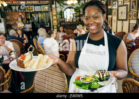 Florida Mt. Mount Dora, The Windsor Rose Old English Tea Room, Black Black Black African Africans ethnische Minderheit, Erwachsene Erwachsene Frau Frauen weibliche Dame, Kellnerin Stockfoto