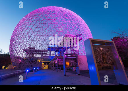 Eine neue Lichtplanung beleuchtet die Biosphäre zum 375-jährigen Jubiläum von Montreal Stockfoto