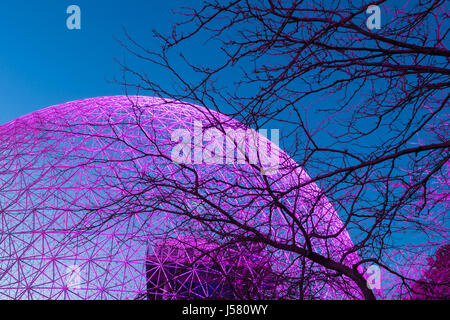 Eine neue Lichtplanung beleuchtet die Biosphäre zum 375-jährigen Jubiläum von Montreal Stockfoto