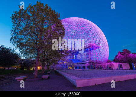 Eine neue Lichtplanung beleuchtet die Biosphäre zum 375-jährigen Jubiläum von Montreal Stockfoto