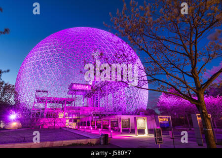 Eine neue Lichtplanung beleuchtet die Biosphäre zum 375-jährigen Jubiläum von Montreal Stockfoto