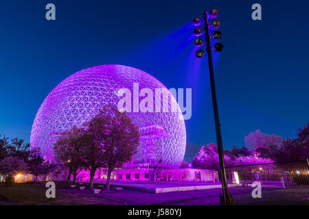 Eine neue Lichtplanung beleuchtet die Biosphäre zum 375-jährigen Jubiläum von Montreal Stockfoto