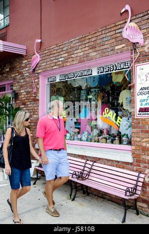 Florida Mt. Mount Dora, Souvenirladen, Einzelhandelsgeschäft, Fenster, Bank, Verkauf, Erwachsene Erwachsene Mann Männer männlich, Frau Frauen weibliche Dame, Paar, Hand halten, Hände, Spaziergang, shoppi Stockfoto