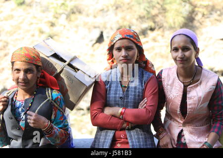 Indische Frauen gekleidet in traditioneller Kleidung in Nordindien Stockfoto