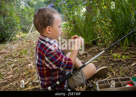 Nahaufnahme eines jungen Vorbereitung einen Köder im Wald Stockfoto