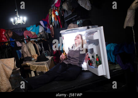 Zweiten Jahr Aberystwyth University Theatre Film- und Fernsehwissenschaft Studenten ausführen in einer Produktion von Anton Chekhov, klassisches Drama die Möwe Stockfoto