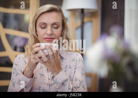 Schöne Frau riechen schwarzen Kaffee im restaurant Stockfoto