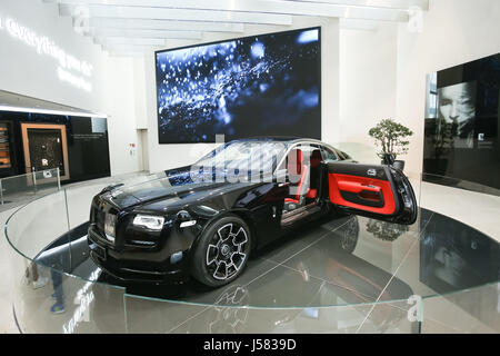 München - 6. Mai 2017: Die ausgestellten Rolls-Royce Automobile in der BMW Welt Exhibition Center in München. Stockfoto