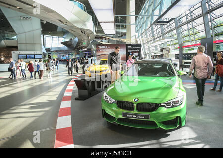 München, Deutschland - Mai 6, 2017: Besichtigung der ausgestellten BMW M4 Automobile in der BMW Welt in München, Deutschland. Stockfoto