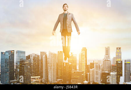 Business Man schweben über der Skyline der Stadt Stockfoto