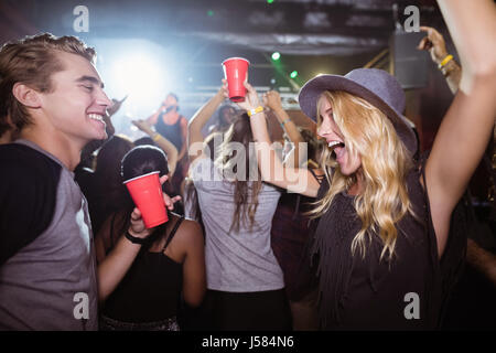 Fröhliche Teufel tanzen im Nachtclub Stockfoto