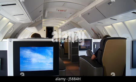 FRANKFURT, Deutschland - SEPTEMBER 2014: Reisen Lufthansa First Class in einer Boeing 747-400-Oberdeck Stockfoto