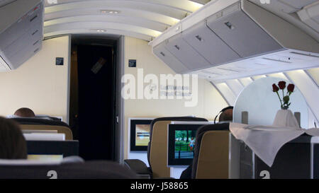 FRANKFURT, Deutschland - SEPTEMBER 2014: Reisen Lufthansa First Class in einer Boeing 747-400-Oberdeck Stockfoto