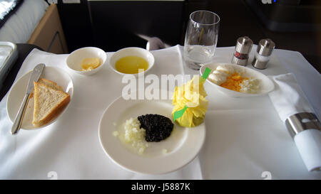 FRANKFURT, GERMANY - SEPTEMBER 2014: Reisen Lufthansa First Class in einer Boeing 747-400 Oberdeck - Service mit schwarzem Kaviar, Toast, Zwiebeln und Ei Stockfoto
