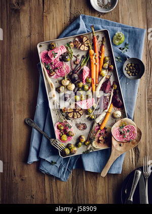 Rosenkohl und Wurzelgemüse mit Kapern aus dem Ofen Stockfoto