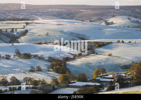 Licht des frühen Morgens highlights über Nacht Frühlingsschnee auf Long Mynd, Shropshire, gesehen von der Stiperstones. Stockfoto