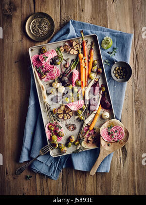 Rosenkohl und Wurzelgemüse mit Kapern aus dem Ofen Stockfoto