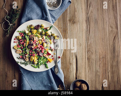 Brussel sprout Salat mit Wirsing und glasierte Maronen Stockfoto