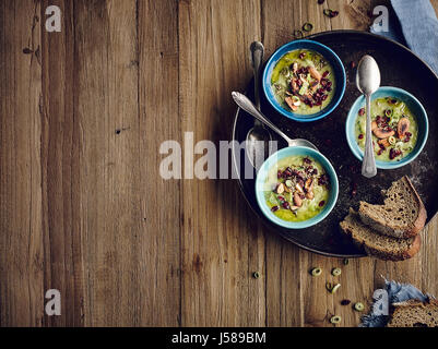 Rosenkohl-Suppe mit gesalzenen Mandeln und Berberitzen Stockfoto