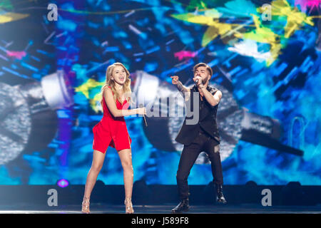 Kiew, UKRAINE - 12. Mai 2017: Ilinca & Alex Florea aus Rumänien bei der Grand Final Probe beim Eurovision Song Contest in Kiew, Ukraine Stockfoto