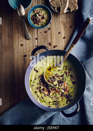 Rosenkohl-Suppe mit gesalzenen Mandeln und Berberitzen Stockfoto
