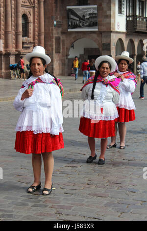 Peruanische Frauen warten an der Plaza de Armas in Cusco, Peru. Stockfoto